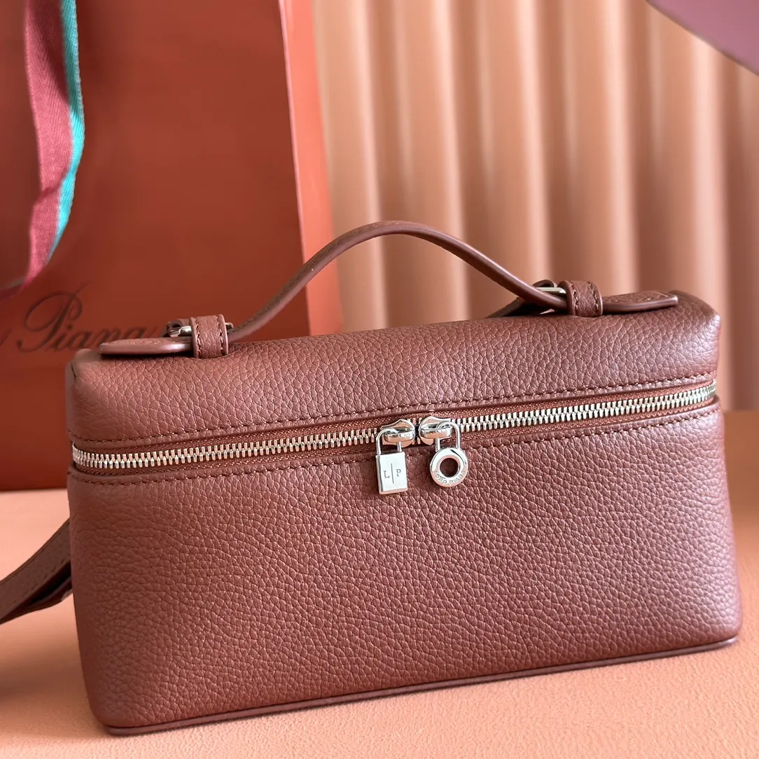 p1160💋💋💋【Original leather configuration counter complete set of packaging】 𝐋𝐨𝐫𝐨 𝐏𝐢𝐚𝐧@ Extra pocket L19 series handbag/crossbody bag, all steel, the most comfortable life is the undefined life, just like loro The material design of pian@ does not require complicated design styles. The simple and soft outline is elegant and durable, like an exquisite cosmetic case, which perfectly balances appearance and functionality. The leather is delicate and feels as soft as butter. The small bag has a large capacity. It is not only portable with a thin shoulder strap, but can also be worn cross-body. Sisters who have a special liking for minimalist style can buy it. It is simple and versatile. The simpler, the more different. Stars and Instagram celebrities are all planting it. There are two sizes of 19 cm and 27 cm. One is exquisite and casual, and the other is elegant and grand. Size: Small: length 19×width 7×height 12cm (